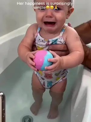 Her happiness is surprisingly
simple😄😊🙏